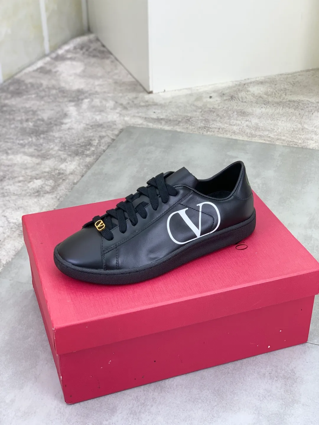 Men's men's shoes 💰P520 New style 💰 Top version Valentino Valentino 25/ Royco series Cherry 🍒Couple style Casual sneakers White shoes Original purchase and development Production Classic and timeless low-top sneakers outline a lazy silhouette, supplemented by low-key and restrained brand details, evolved into a must-have item in the wardrobe, comfortable and versatile!  ✔️Fabric: Original customized first-layer cowhide ✔️Inner lining: Imported breathable sheep lining ✔️Sole: Original molded anti-slip rubber material ✔️Size: 38-45